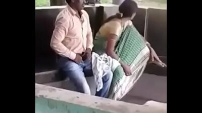Married desi xxaunt gives blowjob in public place park