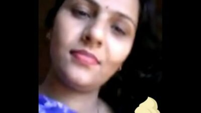 Hot Reena bhabhi showing her boobs to bf on mobile
